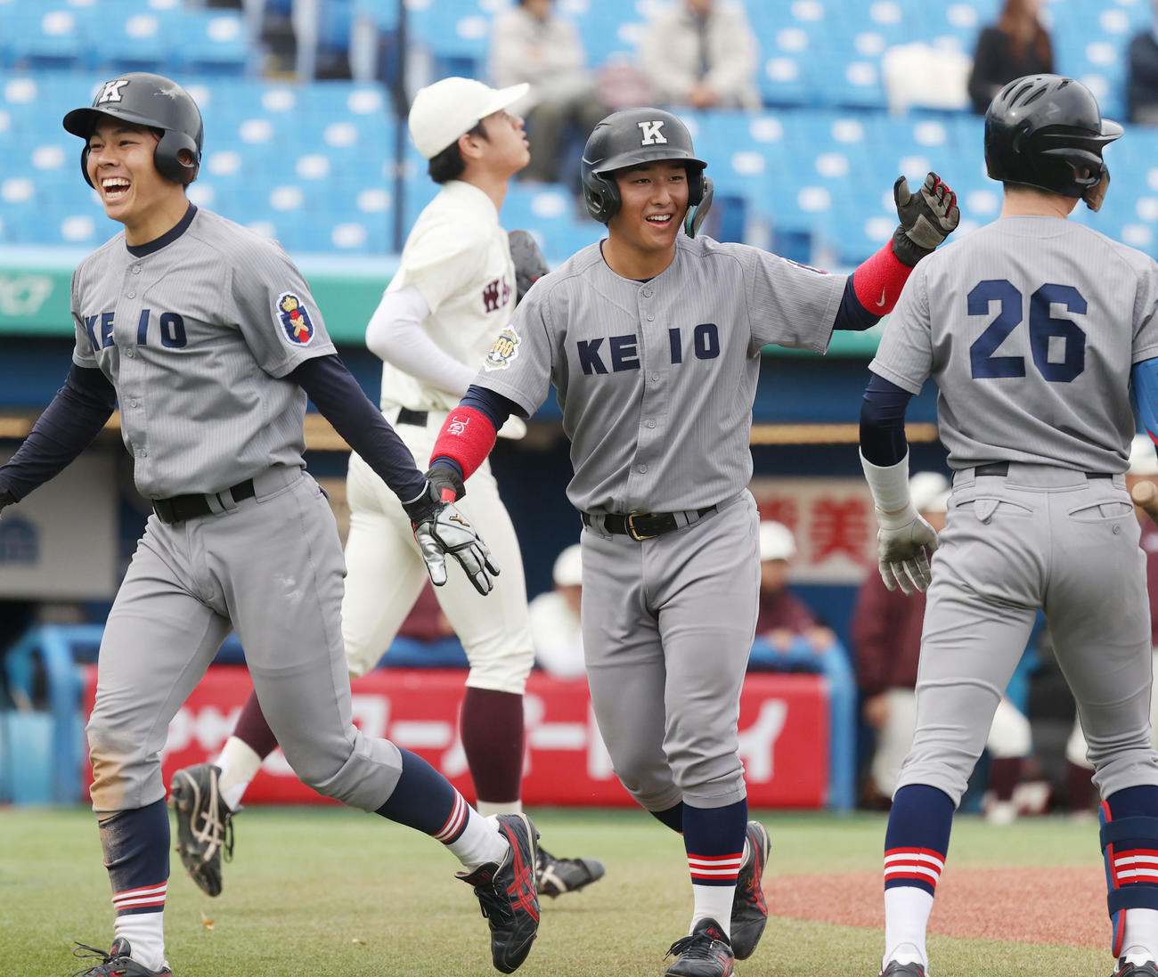 早大対慶大　3回裏慶大2死満塁、服部の左中間走者一掃の適時二塁打で三塁走者清原（中央）が生還する（撮影・柴田隆二）