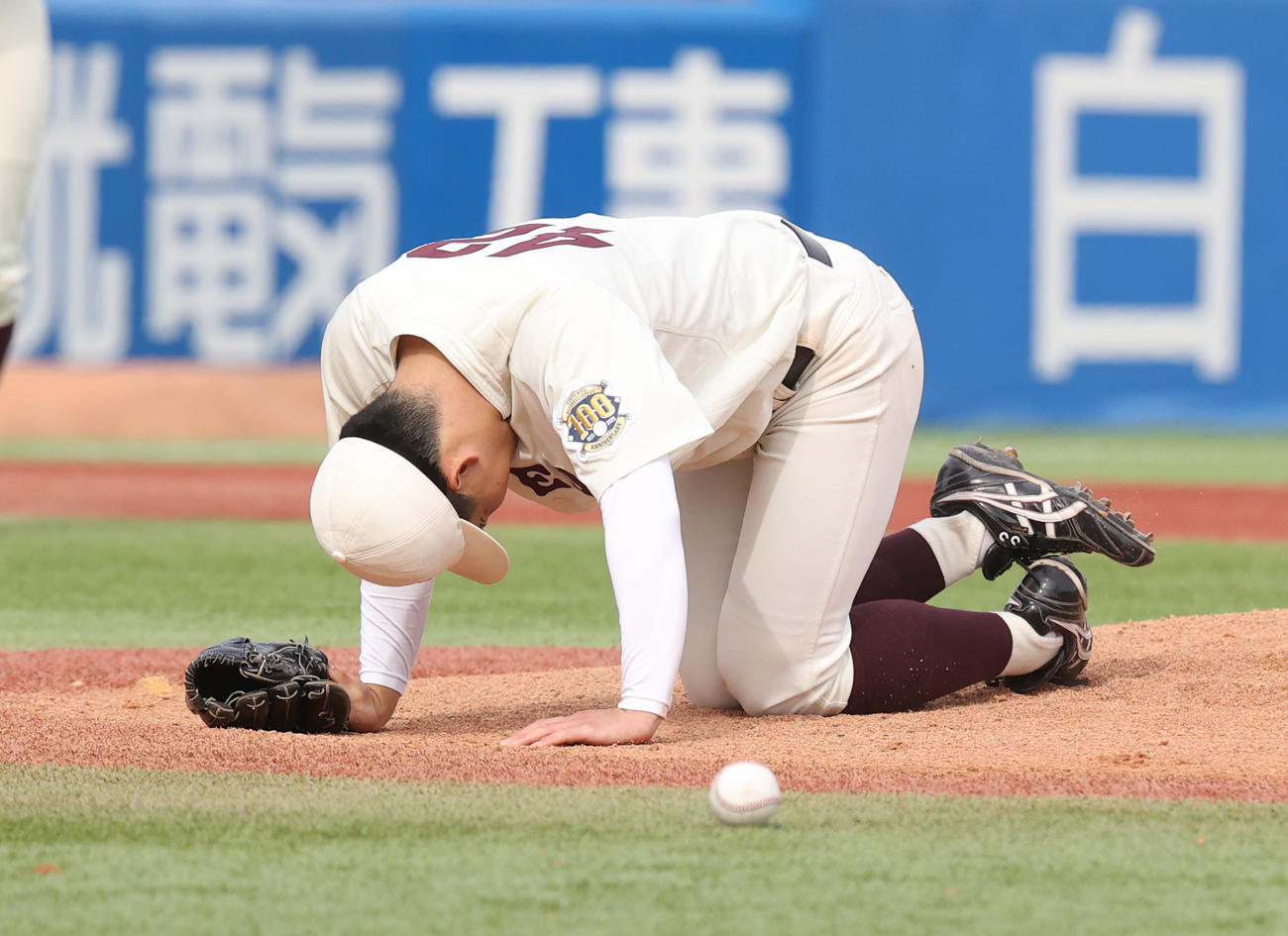 早大対慶大　1回裏慶大2死、市橋の打球が当たり倒れる早大・佐宗（撮影・柴田隆二）