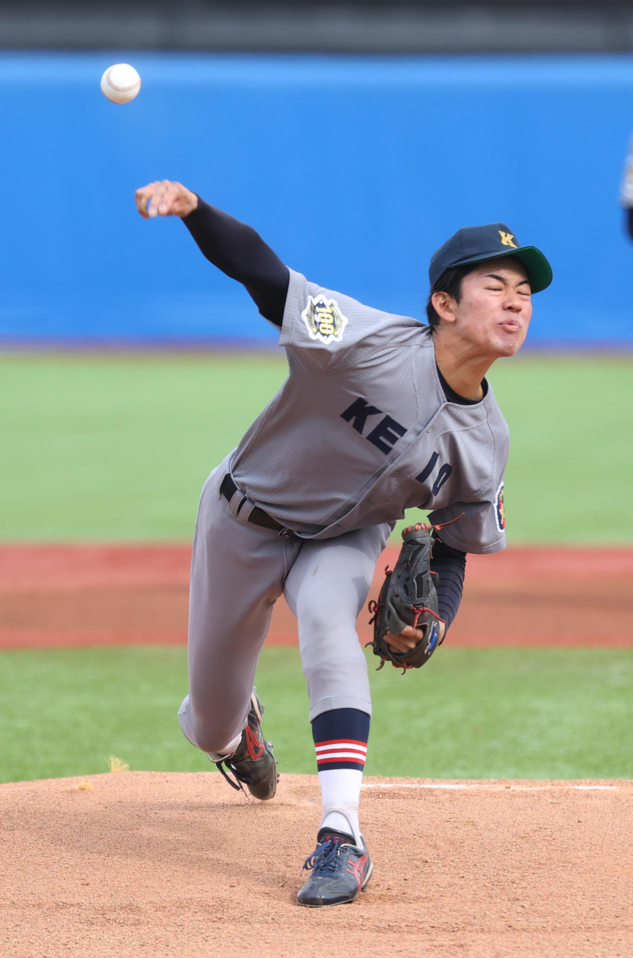 早大対慶大　先発した慶大・鷲見（撮影・柴田隆二）