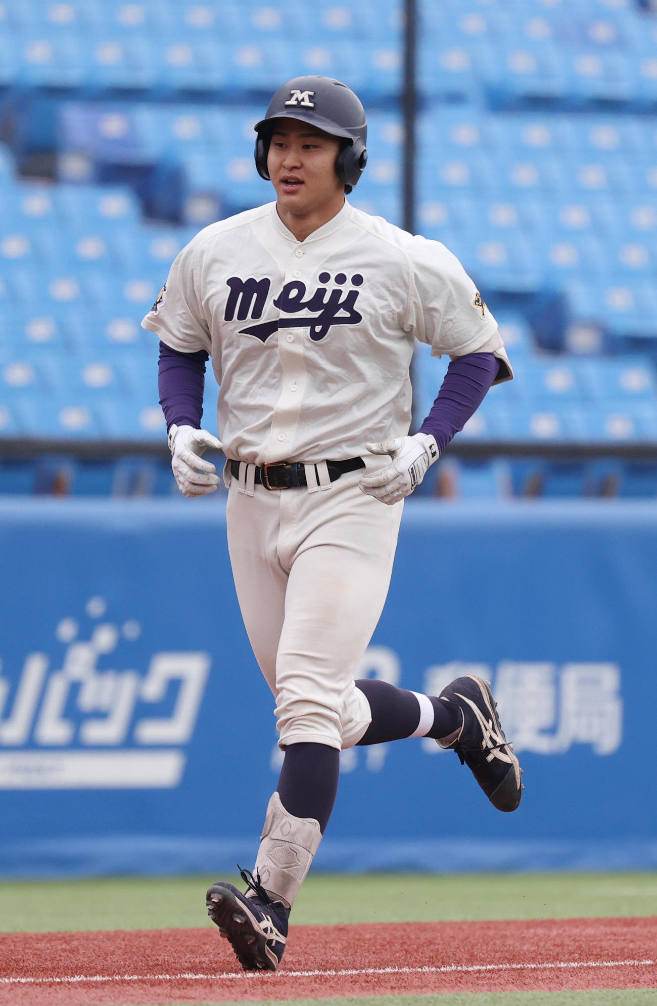 東大対明大　5回裏明大無死、中野は左越えに本塁打を放ち生還する（撮影・柴田隆二）