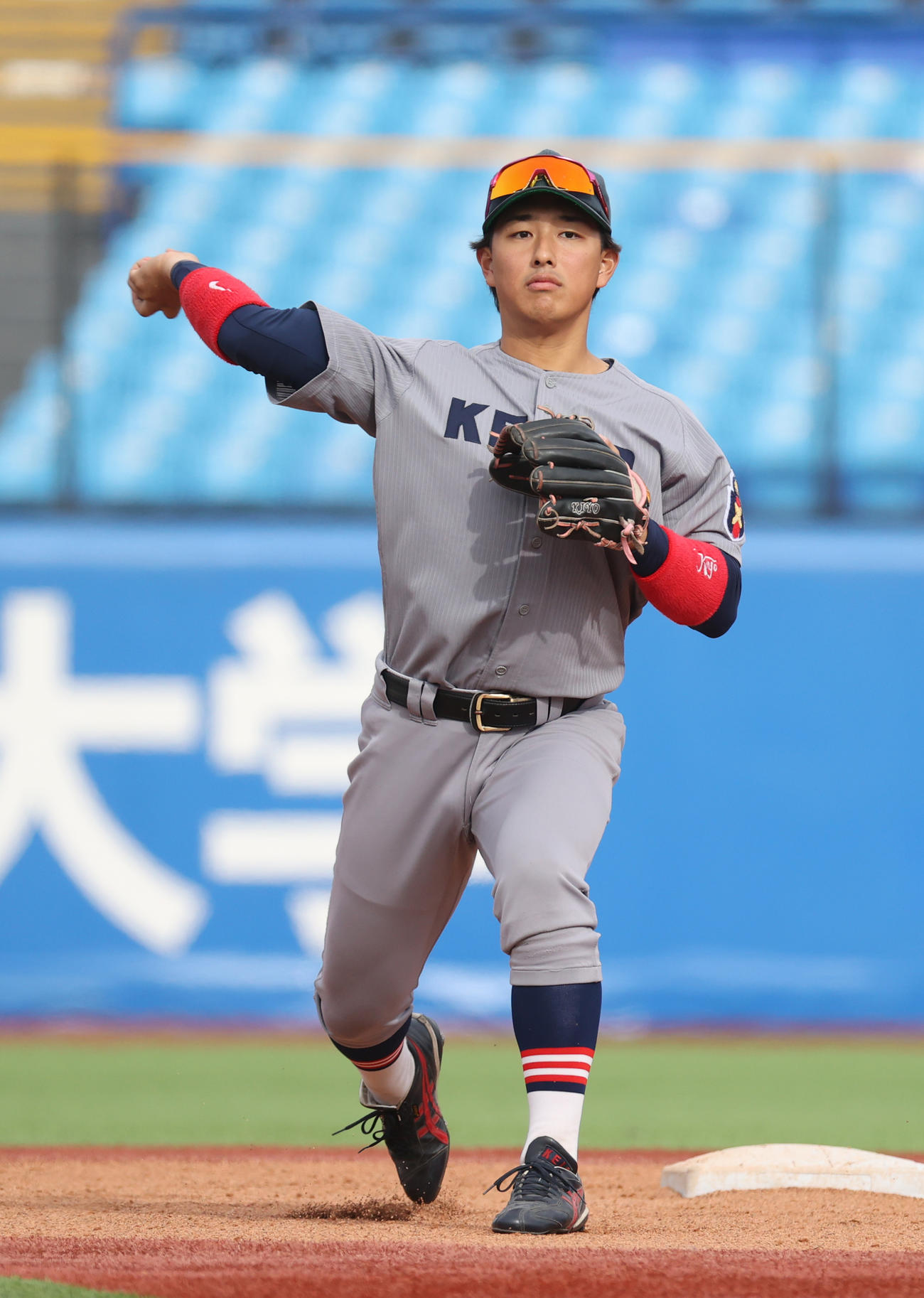 早大対慶大　試合前、練習する慶大・清原二塁手（撮影・柴田隆二）