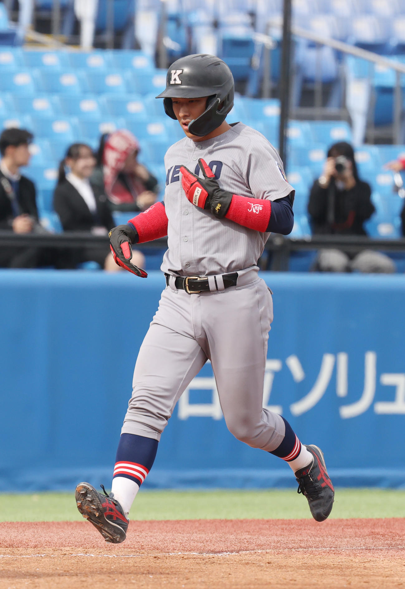 早大対慶大　2回裏慶大無死満塁、服部の左前適時打で三塁走者清原が生還する（撮影・柴田隆二）
