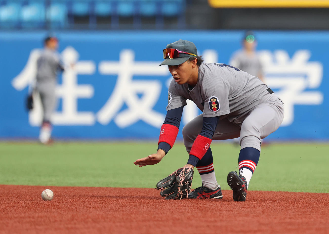 早大対慶大　試合前、練習する慶大・清原二塁手（撮影・柴田隆二）