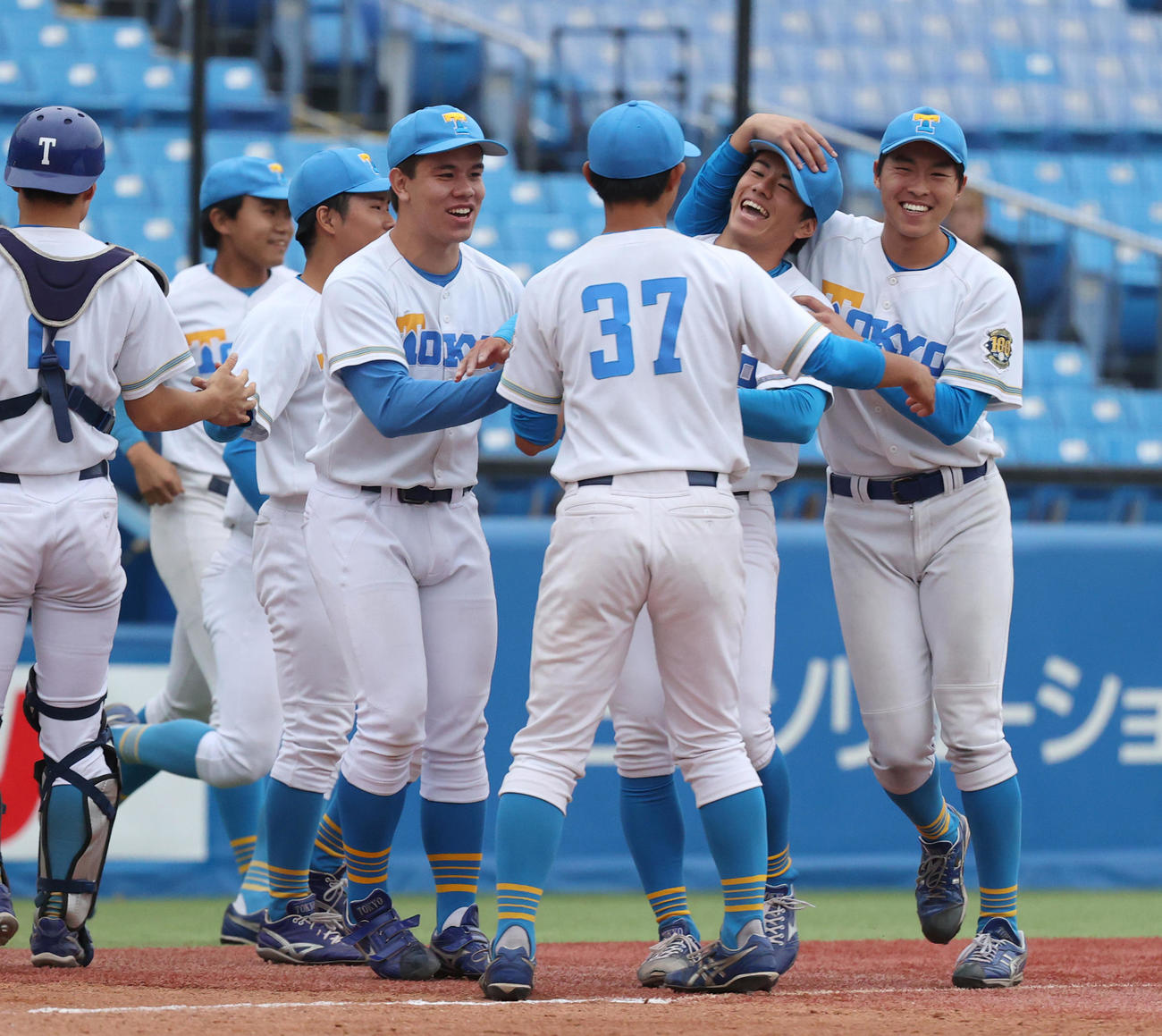 東大対明大　引き分けに終わり喜び合う東大ナイン（撮影・柴田隆二）