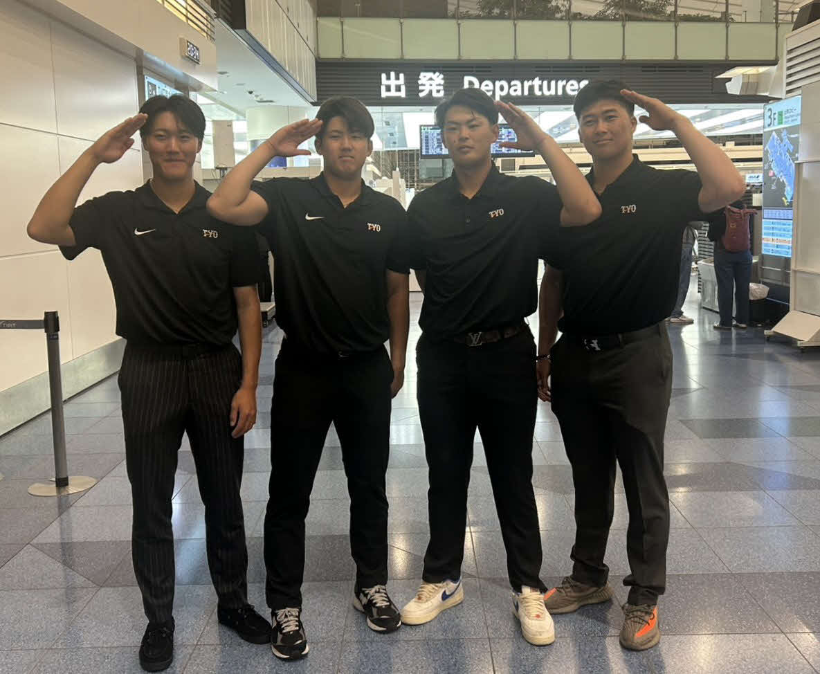 ウインターリーグに参加するため、オーストラリアに向かった左から巨人田村、石塚、荒巻、代木（撮影・水谷京裕）