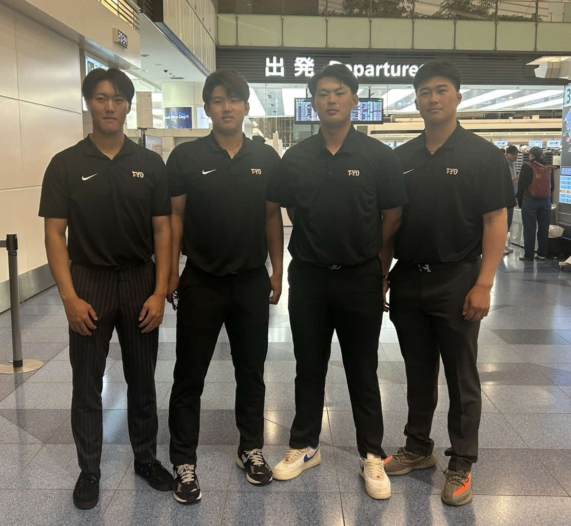 ウインターリーグに参加するため、オーストラリアに向かった左から巨人田村、石塚、荒巻、代木（撮影・水谷京裕）