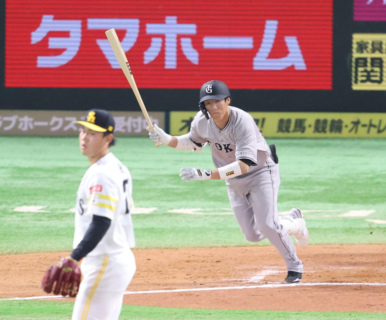 ソフトバンク対巨人　8回表巨人2死満塁、重信は中前2点適時打を放つ（2024年3月13日）