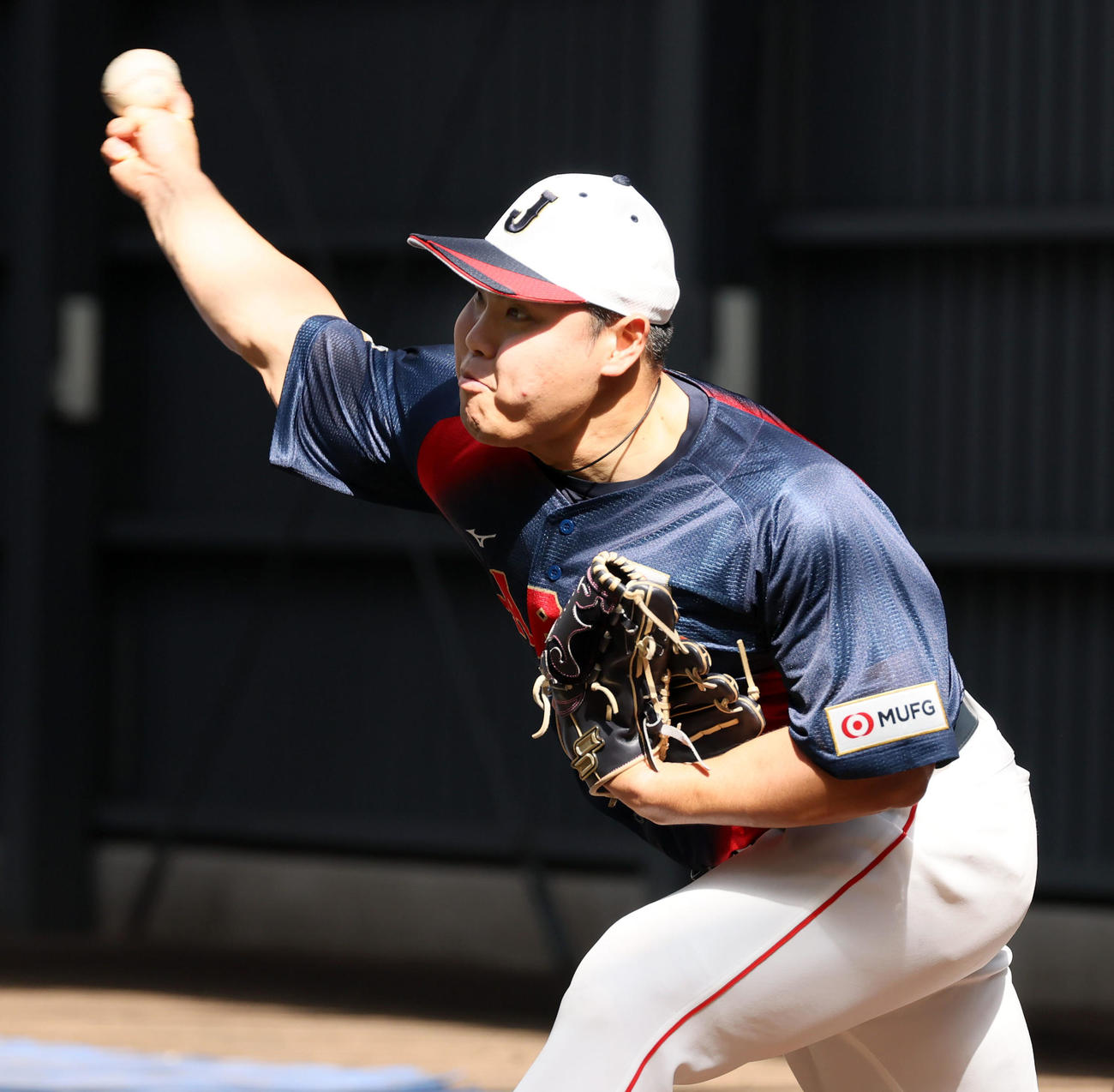 ブルペンで投球練習する平良（撮影・加藤哉）