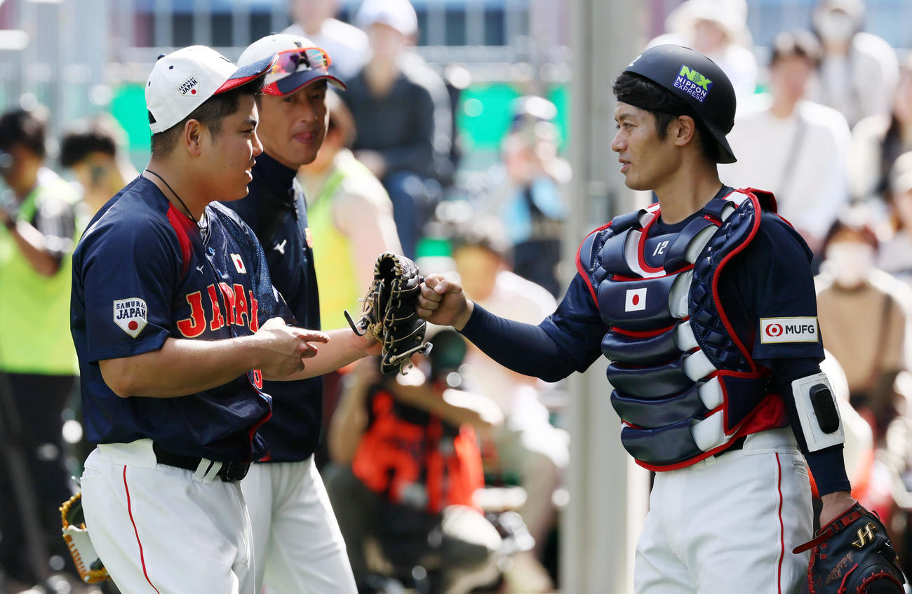 ブルペンで平良（左）の球を受けた坂本（撮影・加藤哉）