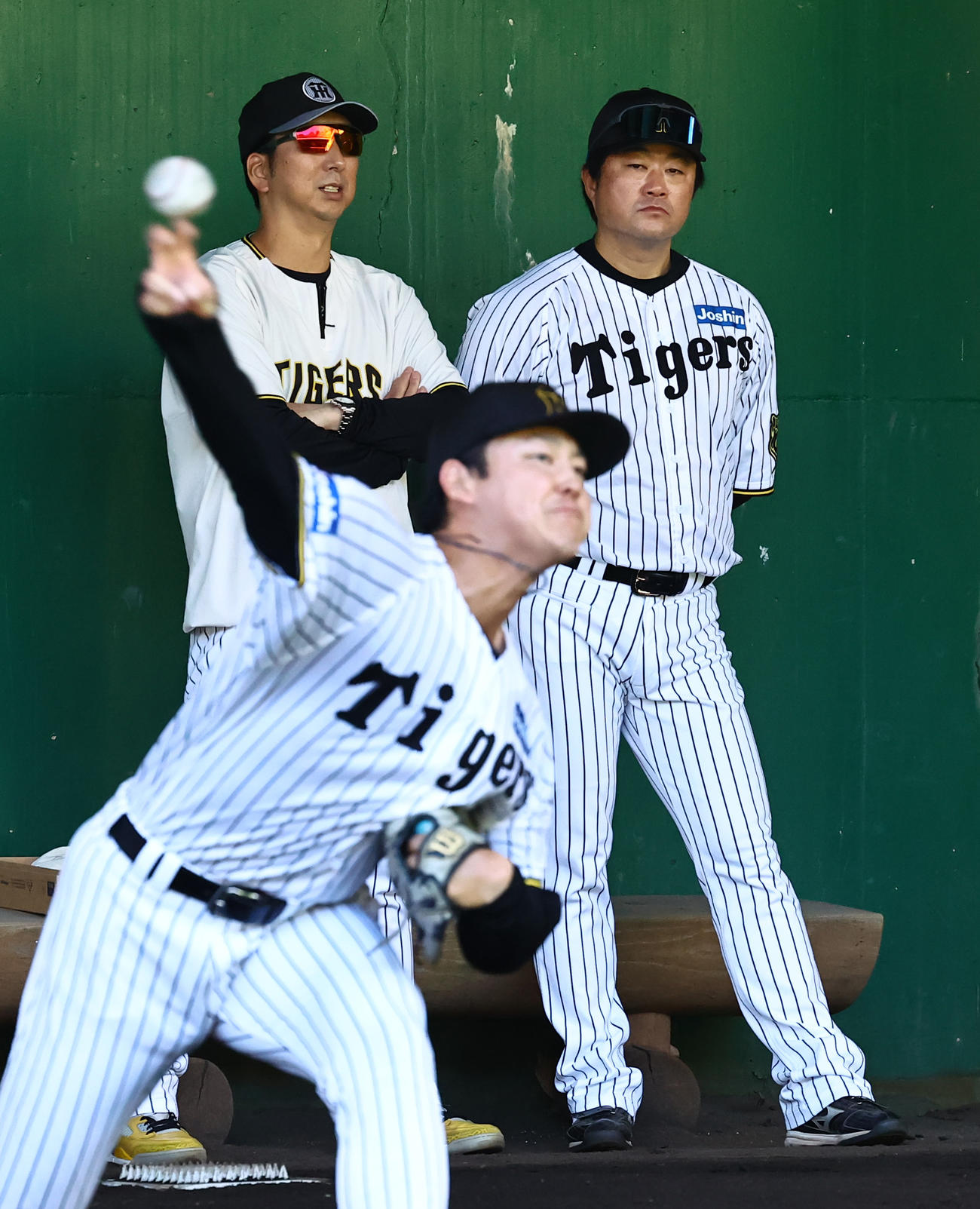 ブルペンで藤川監督（左）と話をする安藤コーチ（撮影・上田博志）