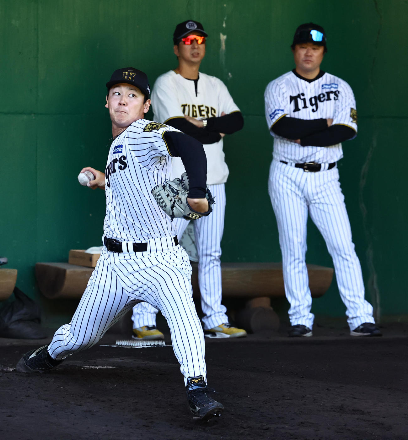 木下（左）は藤川監督（中央）と安藤コーチのチェックを受けながら投球練習をする（撮影・上田博志）