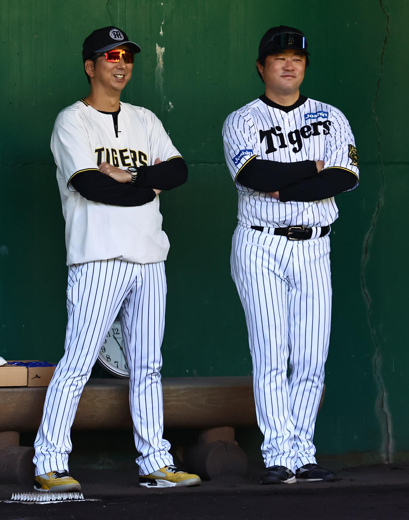 ブルペンで笑顔を見せる藤川監督（左）と安藤コーチ（撮影・上田博志）
