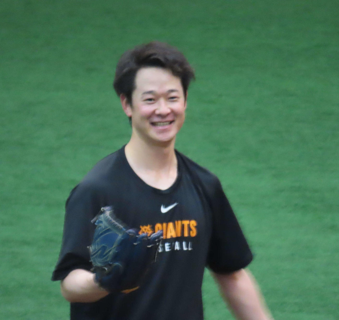 キャッチボールを行う巨人中川（撮影・水谷京裕）