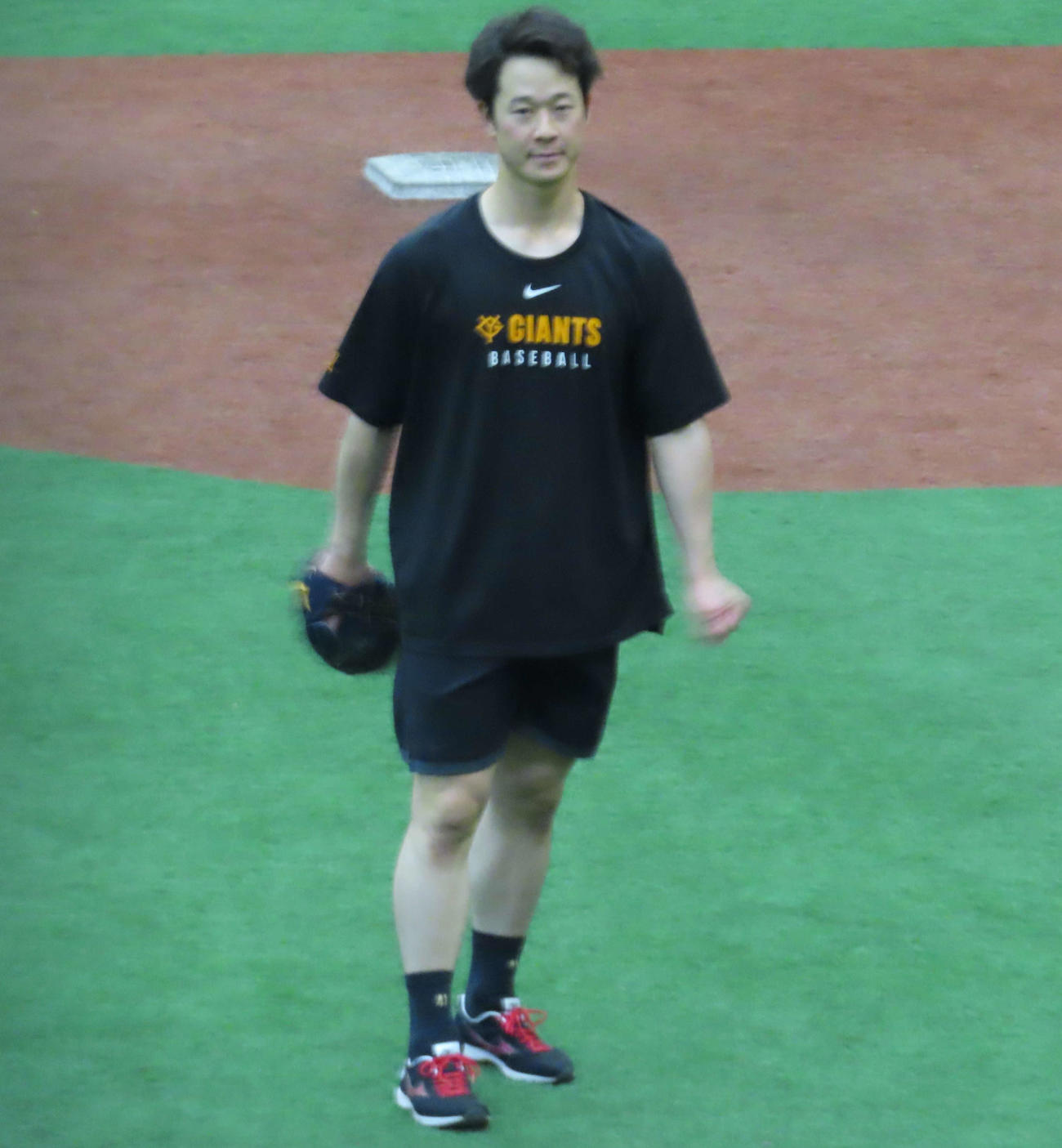 キャッチボールを行う巨人中川（撮影・水谷京裕）
