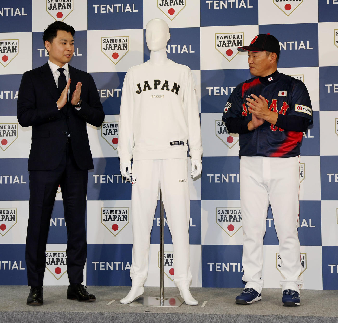 侍JAPANオフィシャルパートナーに就任したTENTIALの中西代表取締役CEO（左）はコラボ商品お披露目で井端監督とともにステージ上で拍手する（撮影・加藤哉）
