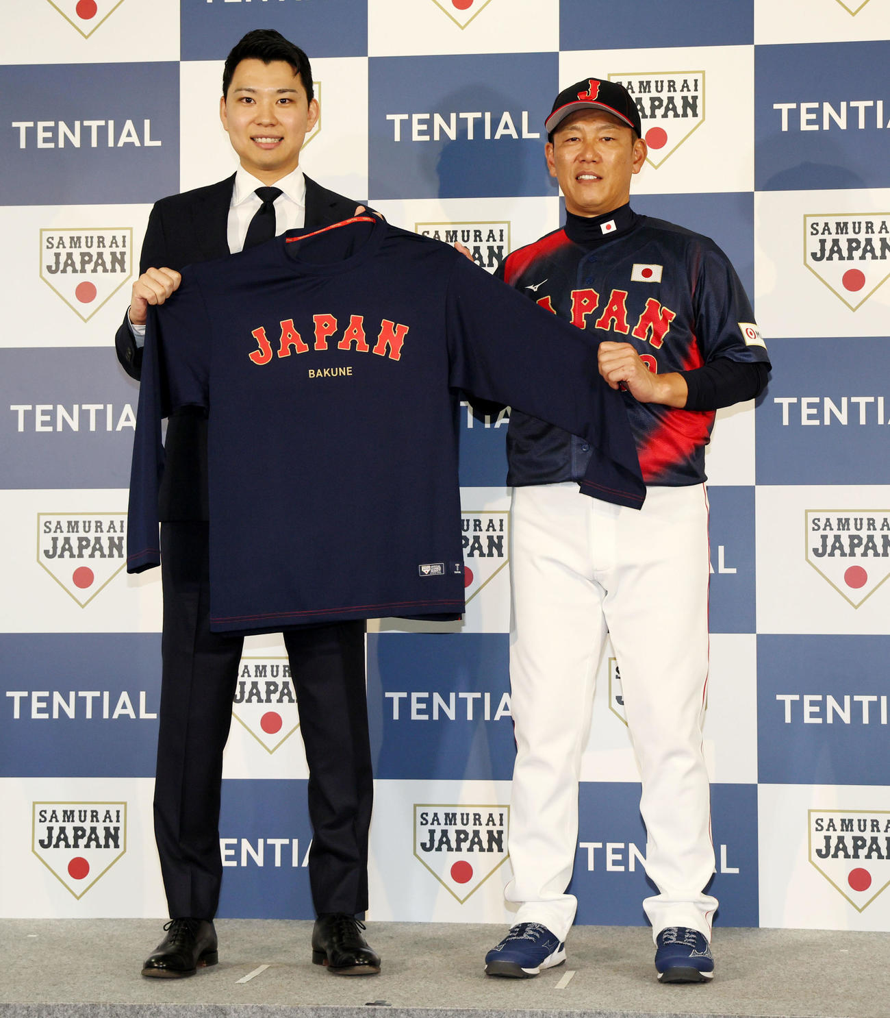 侍JAPANオフィシャルパートナーに就任したTENTIALの中西代表取締役CEO（左）は井端監督と記念写真に納まる（撮影・加藤哉）