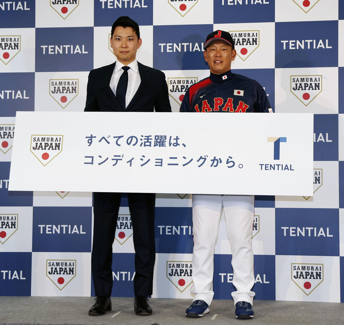 侍JAPANオフィシャルパートナーに就任したTENTIALの中西代表取締役CEO（左）は井端監督と記念写真に納まる（撮影・加藤哉）