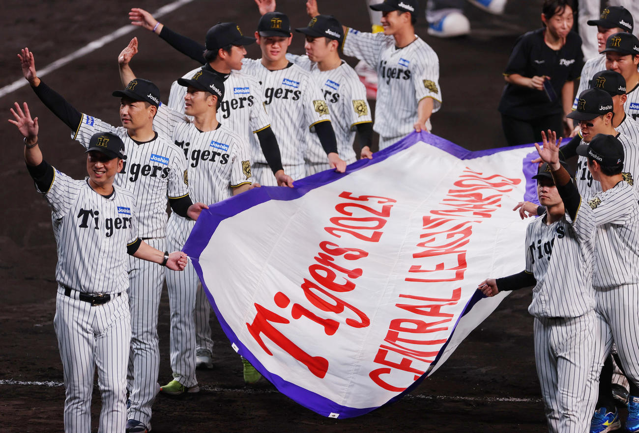 セ・リーグ優勝し、ペナントを手に場内一周する阪神藤川球児監督（手前左）ら選手たち（2025年9月7日撮影）