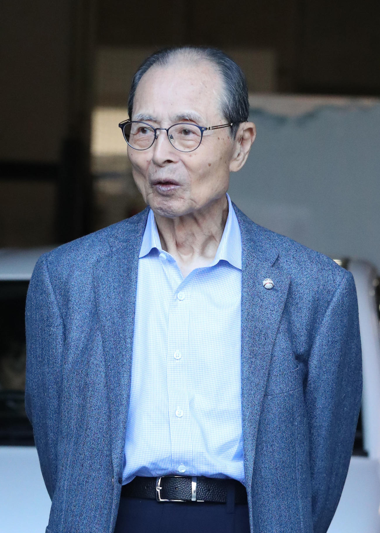 福岡市内の球団事務所を訪れた王球団会長は報道陣と話をする（撮影・梅根麻紀）