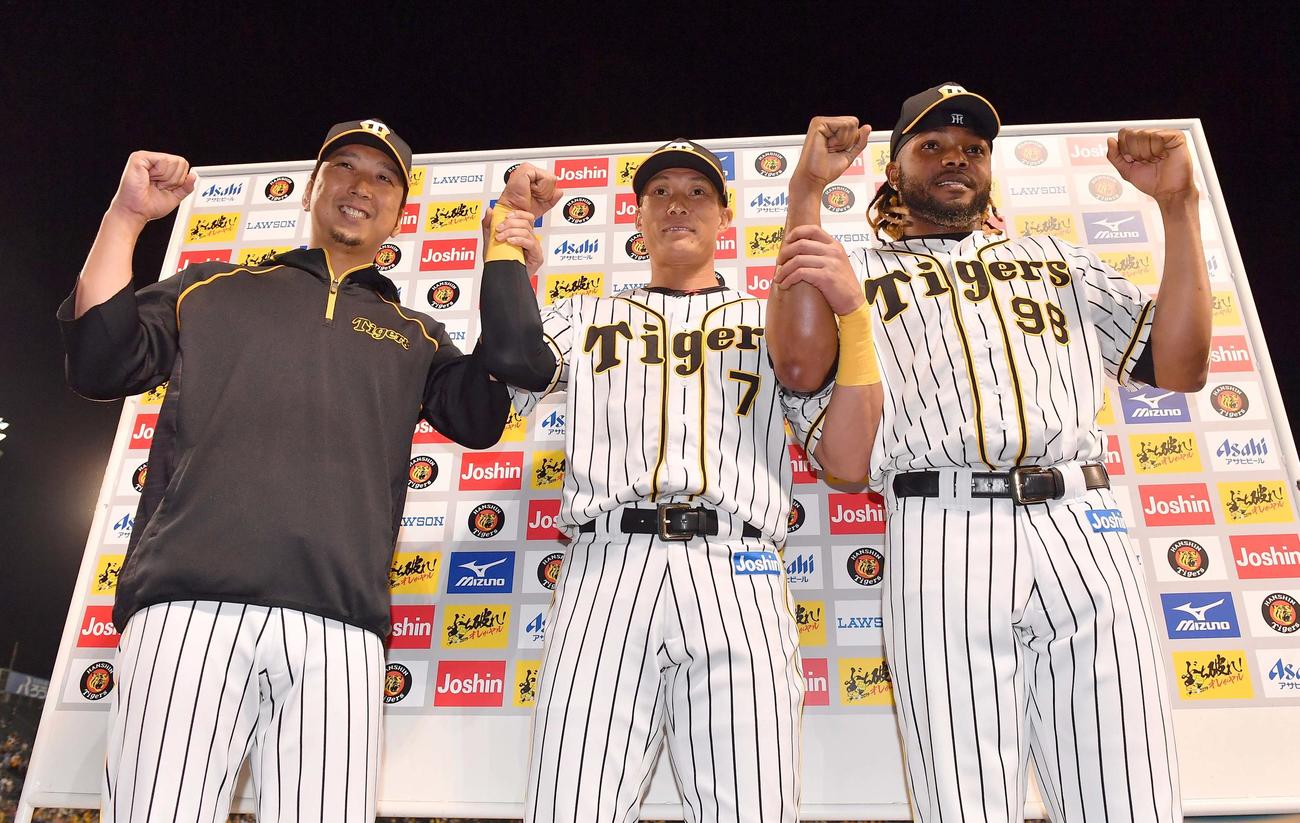 阪神対ヤクルト　お立ち台でガッツポーズする左から藤川、糸井、ドリス（2019年5月22日撮影）