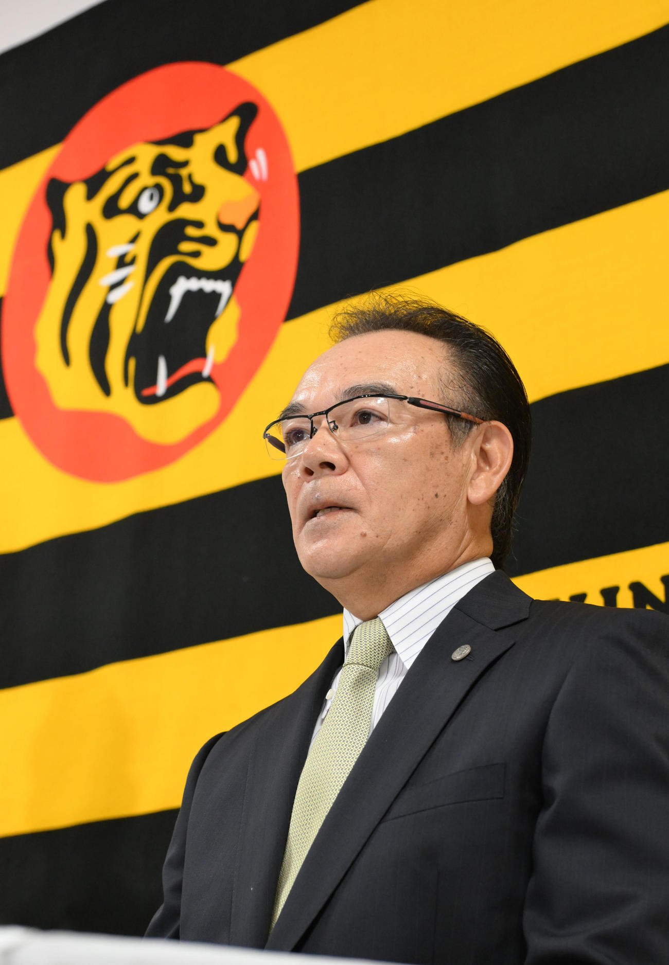 就任会見で決意を述べる阪神和田新ヘッドコーチ（撮影・和賀正仁）