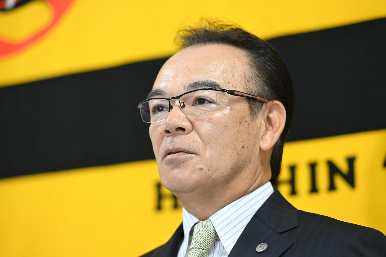 就任会見で決意を述べる和田新ヘッドコーチ（撮影・和賀正仁）