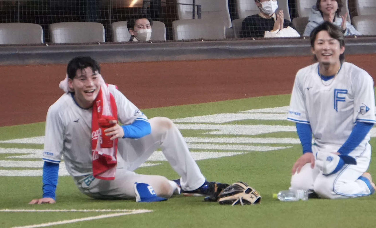 練習中に笑顔を見せる日本ハム清宮（左）と水野（撮影・花咲楓香）
