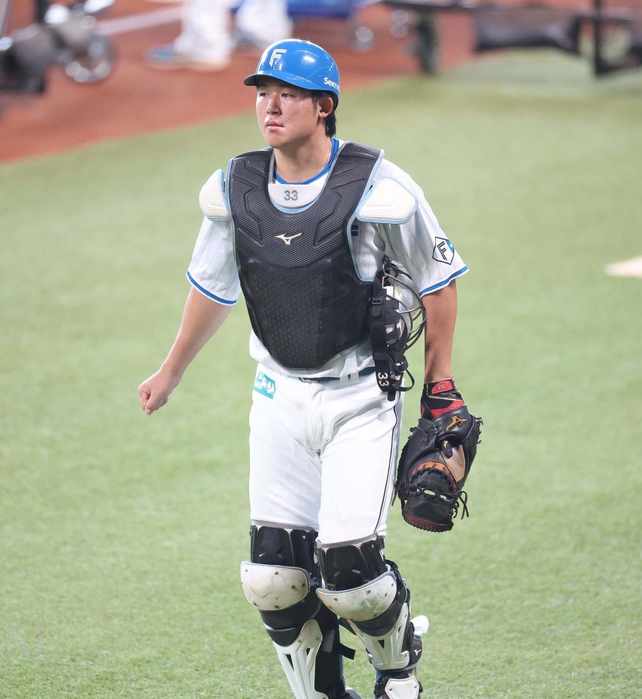 ブルペンからベンチに戻る進藤（撮影・黒川智章）