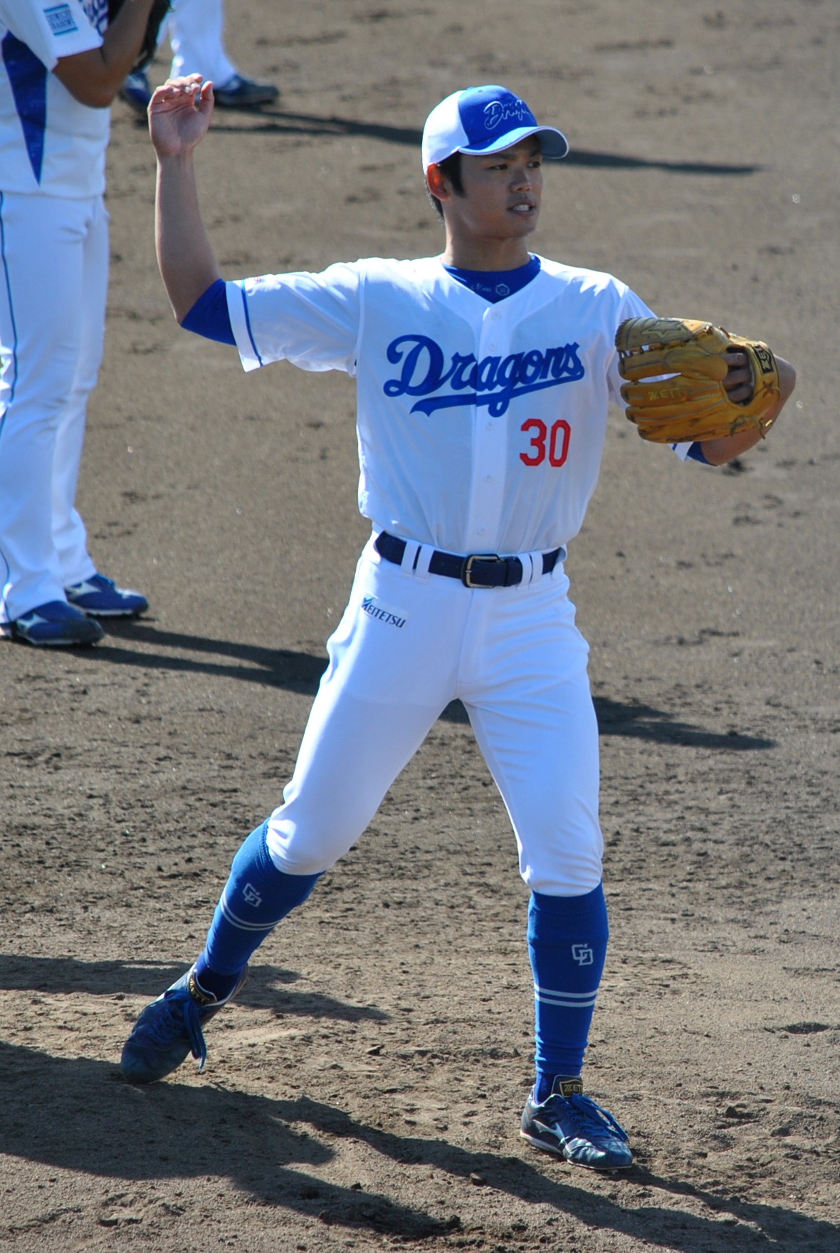 中日根尾は投内連携の練習を行う