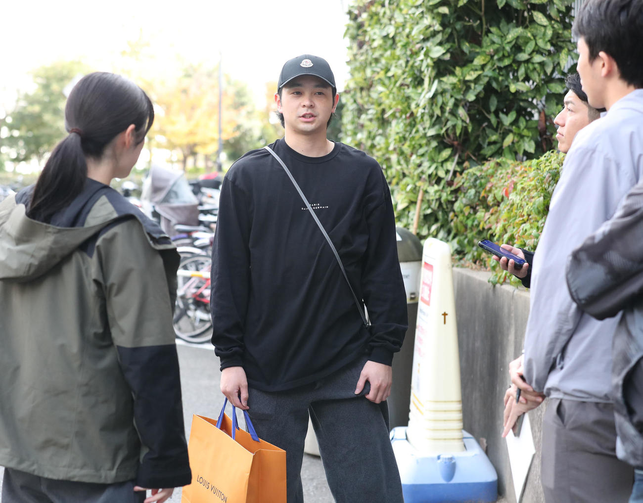 練習を終えて引き揚げるソフトバンク川瀬は報道陣と話をする（撮影・梅根麻紀）