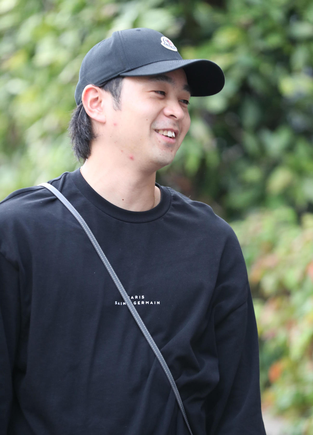 練習を終えて引き揚げるソフトバンク川瀬は報道陣と話をする（撮影・梅根麻紀）