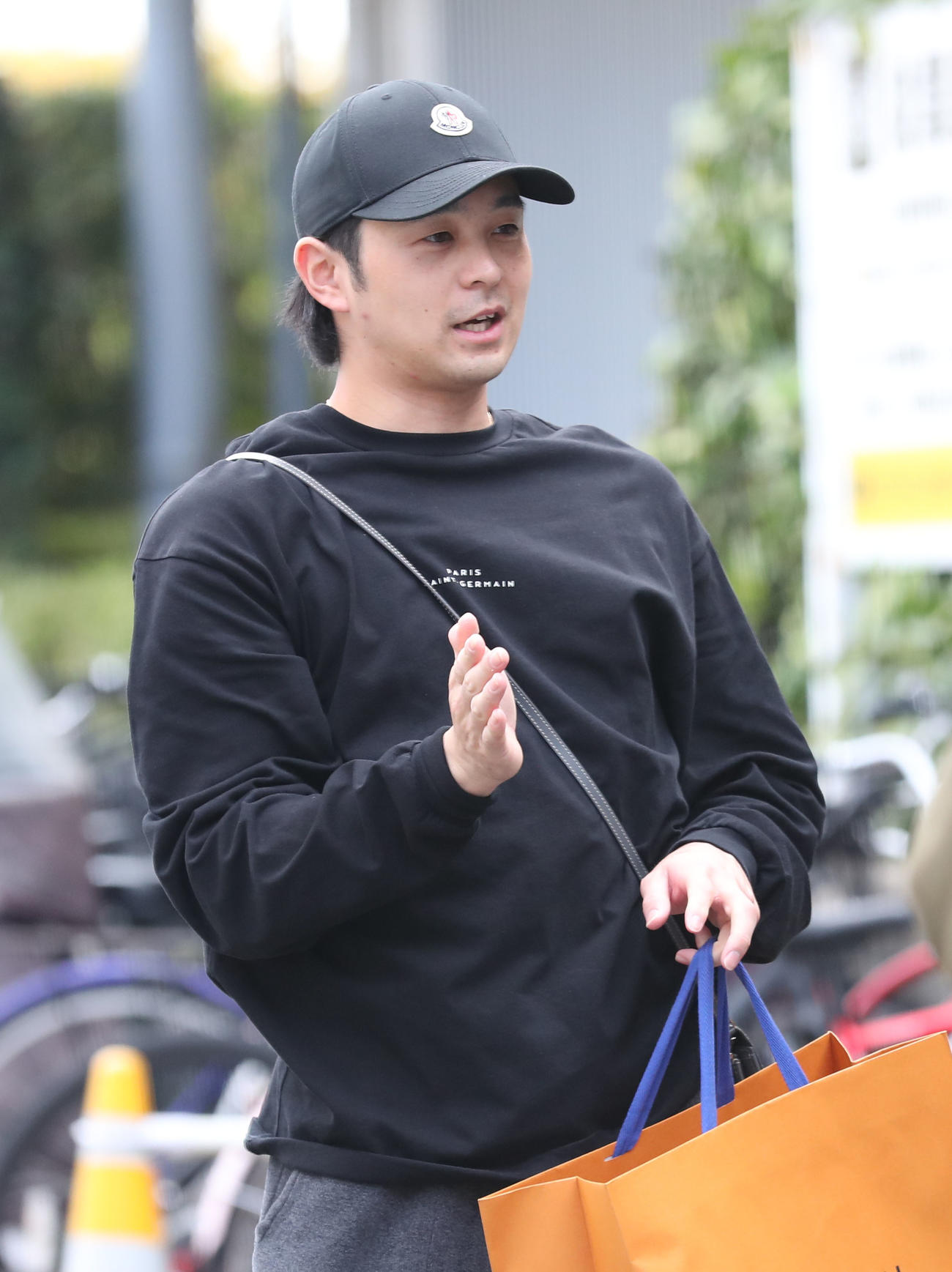 練習を終えて引き揚げるソフトバンク川瀬は報道陣と話をする（撮影・梅根麻紀）