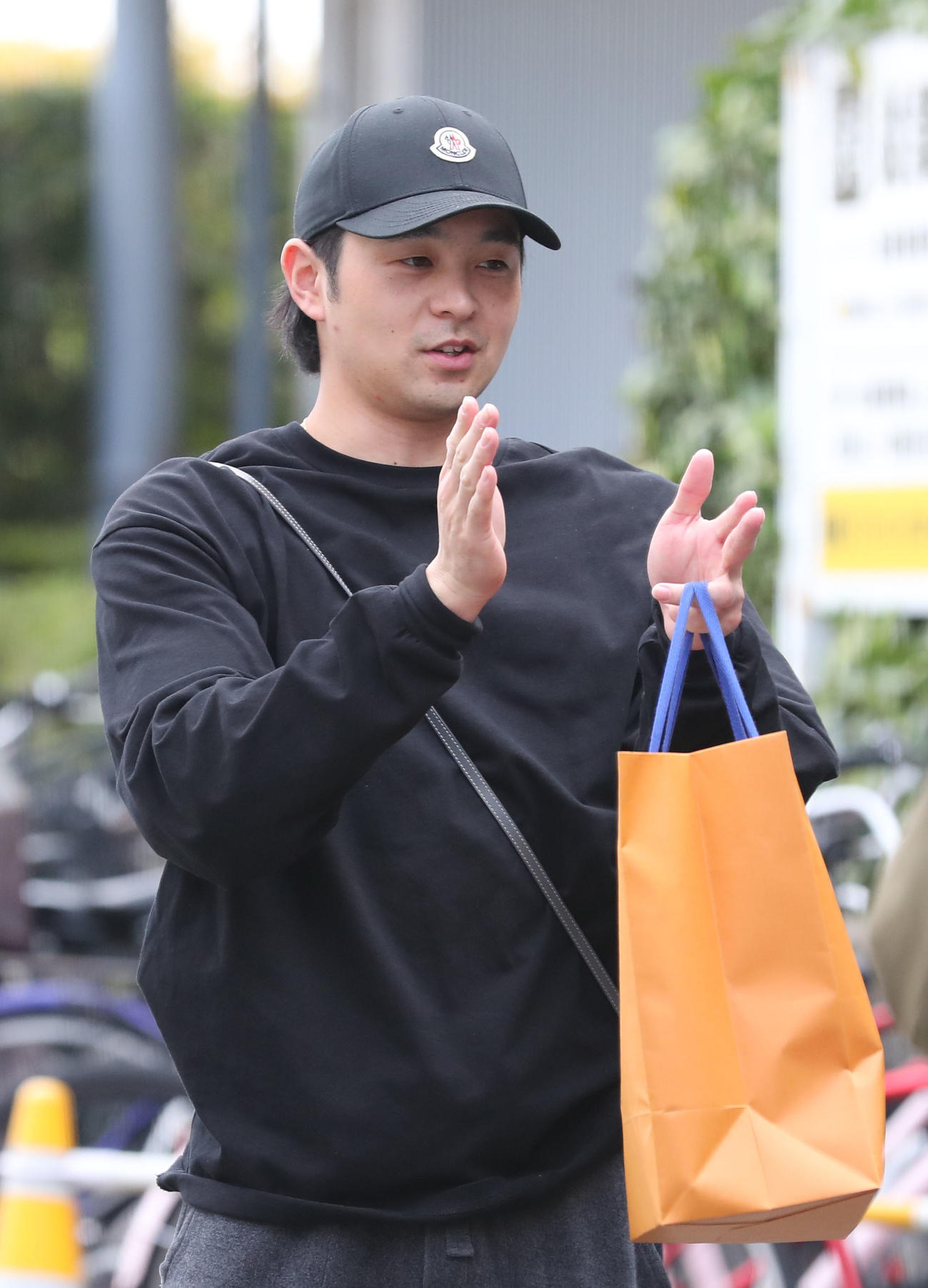 練習を終えて引き揚げるソフトバンク川瀬は報道陣と話をする（撮影・梅根麻紀）