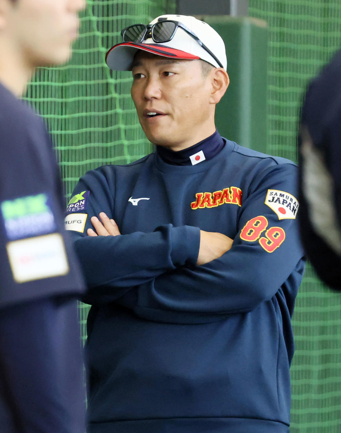 ブルペンで投手陣と会話する井端監督（撮影・加藤哉）