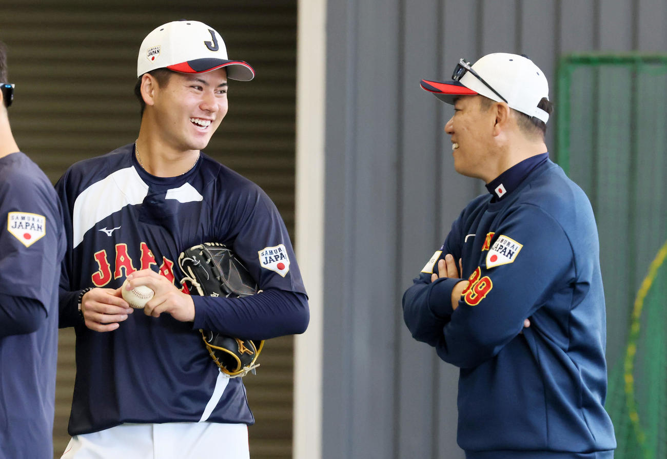 ブルペンで金丸（左）は井端監督と談笑（撮影・加藤哉）
