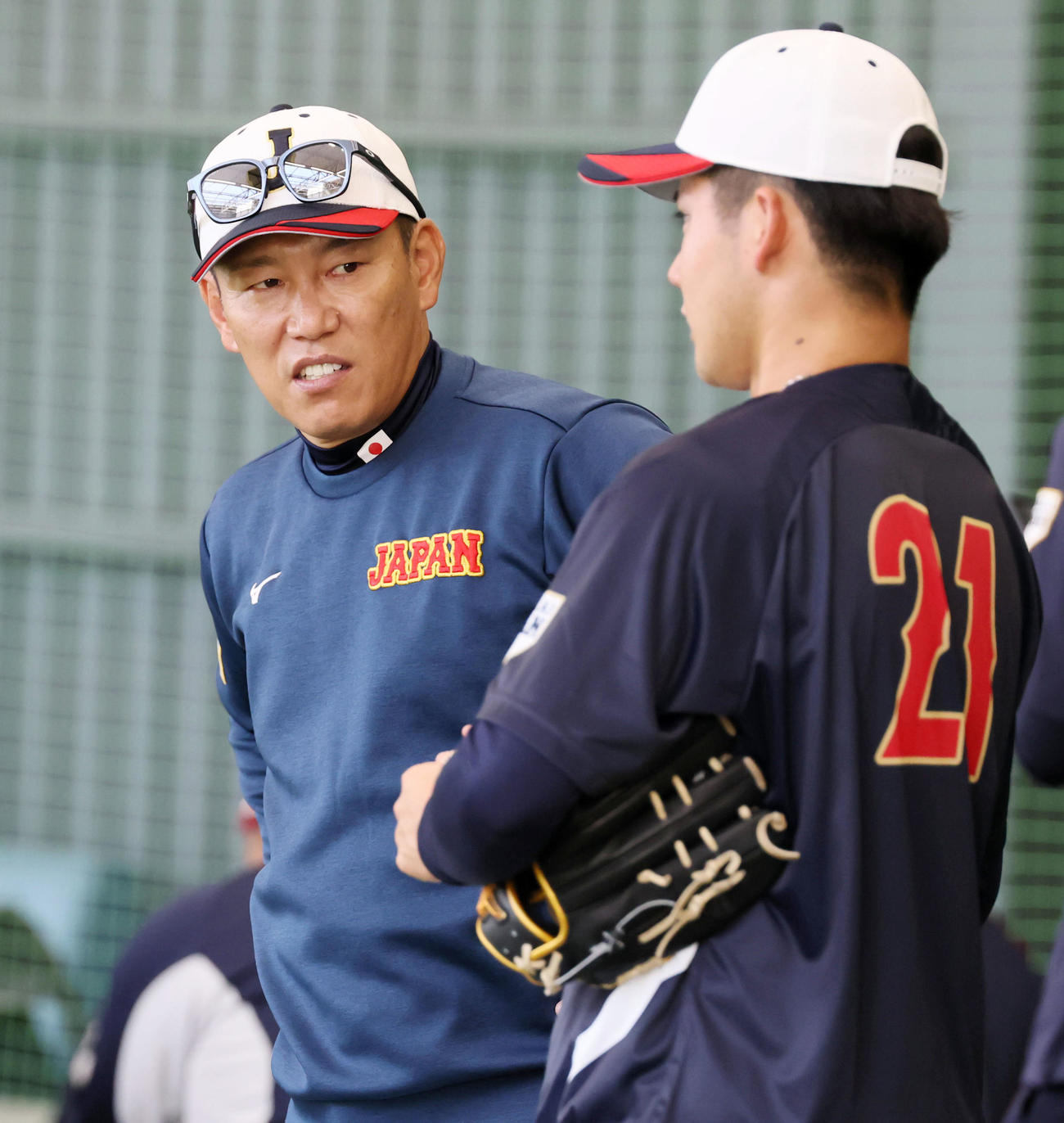 ブルペンで金丸（右）と話す井端監督（撮影・加藤哉）