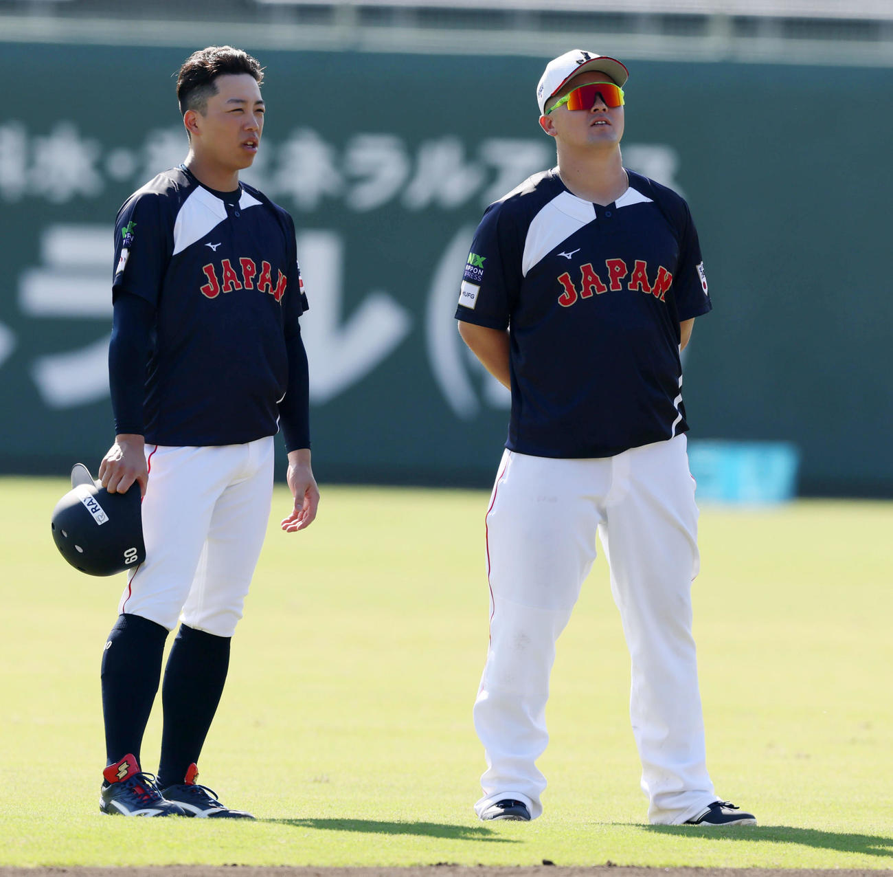 打撃練習中、グラウンドで会話する岡林（左）と牧（撮影・加藤哉）