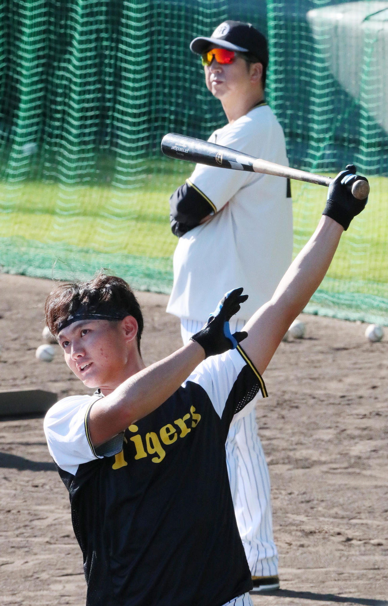 阪神藤川監督（上）が見守る中、ロングティー打撃を行う西純（撮影・上山淳一）