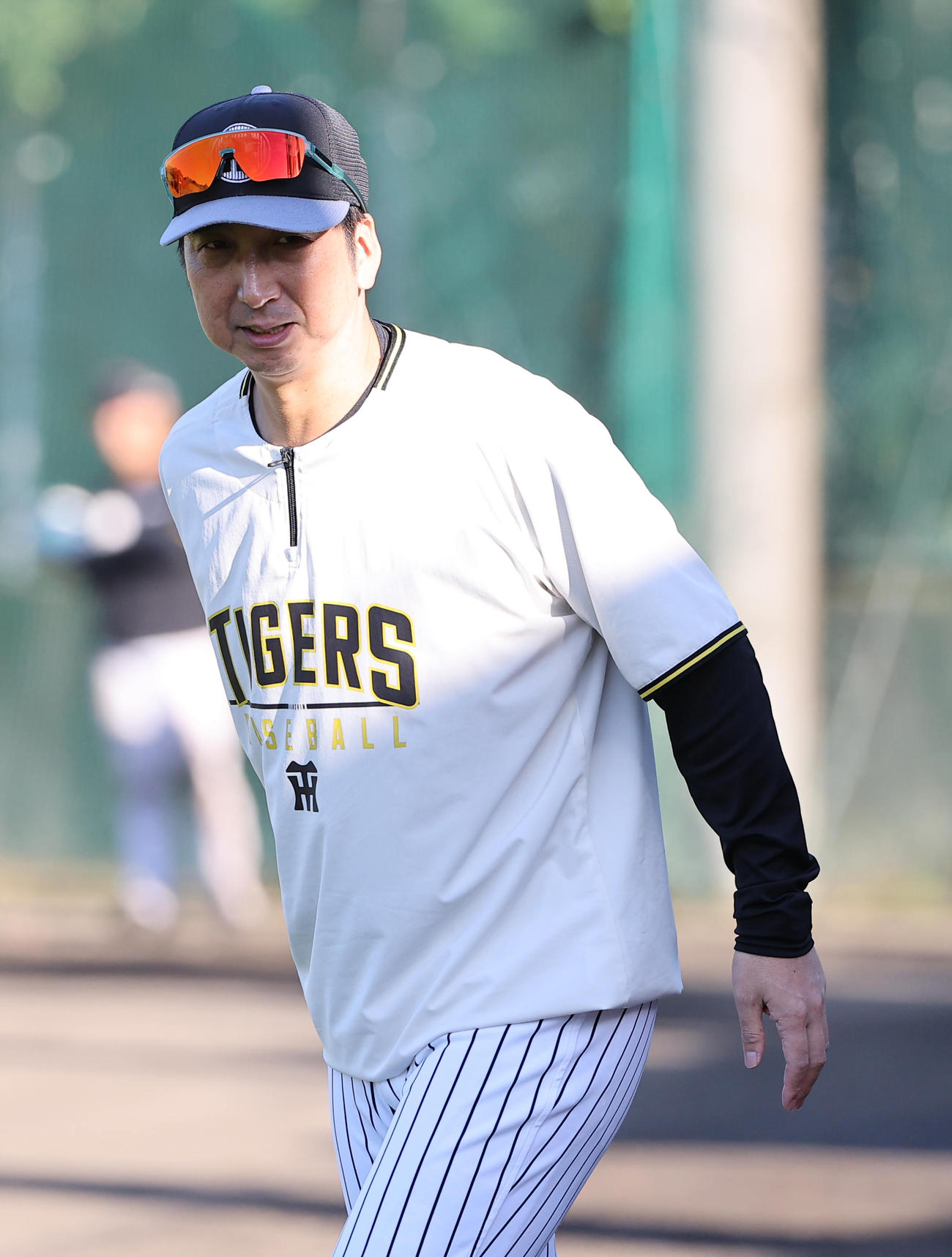 練習を見守る藤川監督（撮影・上田博志）