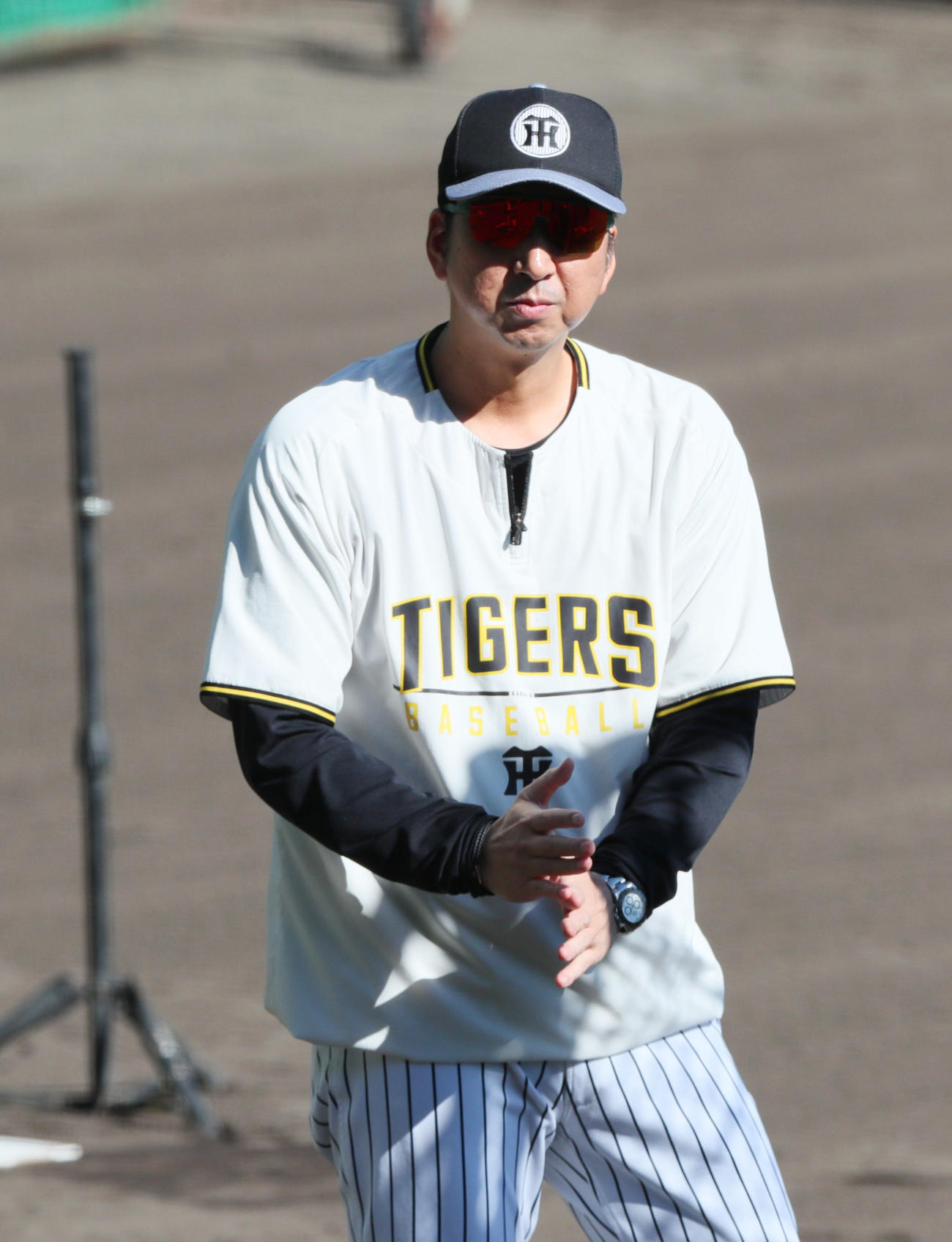 打撃練習を見る阪神藤川監督（撮影・上山淳一）