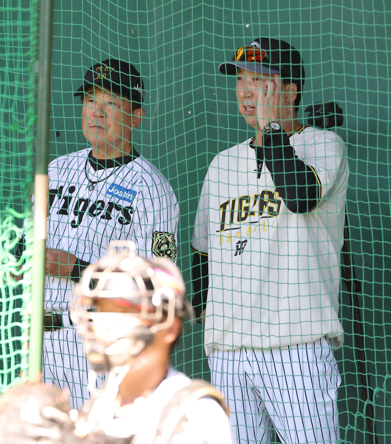 ブルペンで平田2軍監督（左）と話をする藤川監督（撮影・上田博志）