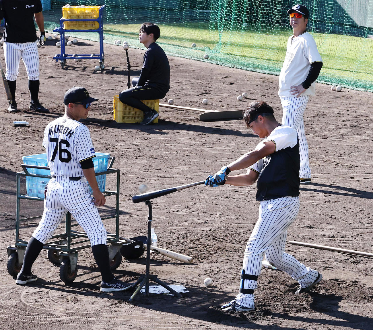 阪神藤川監督（右上）が見守る中、ロングティー打撃を行う西純（右）（撮影・上山淳一）