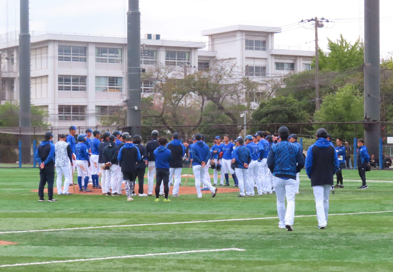 秋季練習　集合するDeNAナイン（撮影・北村健龍）
