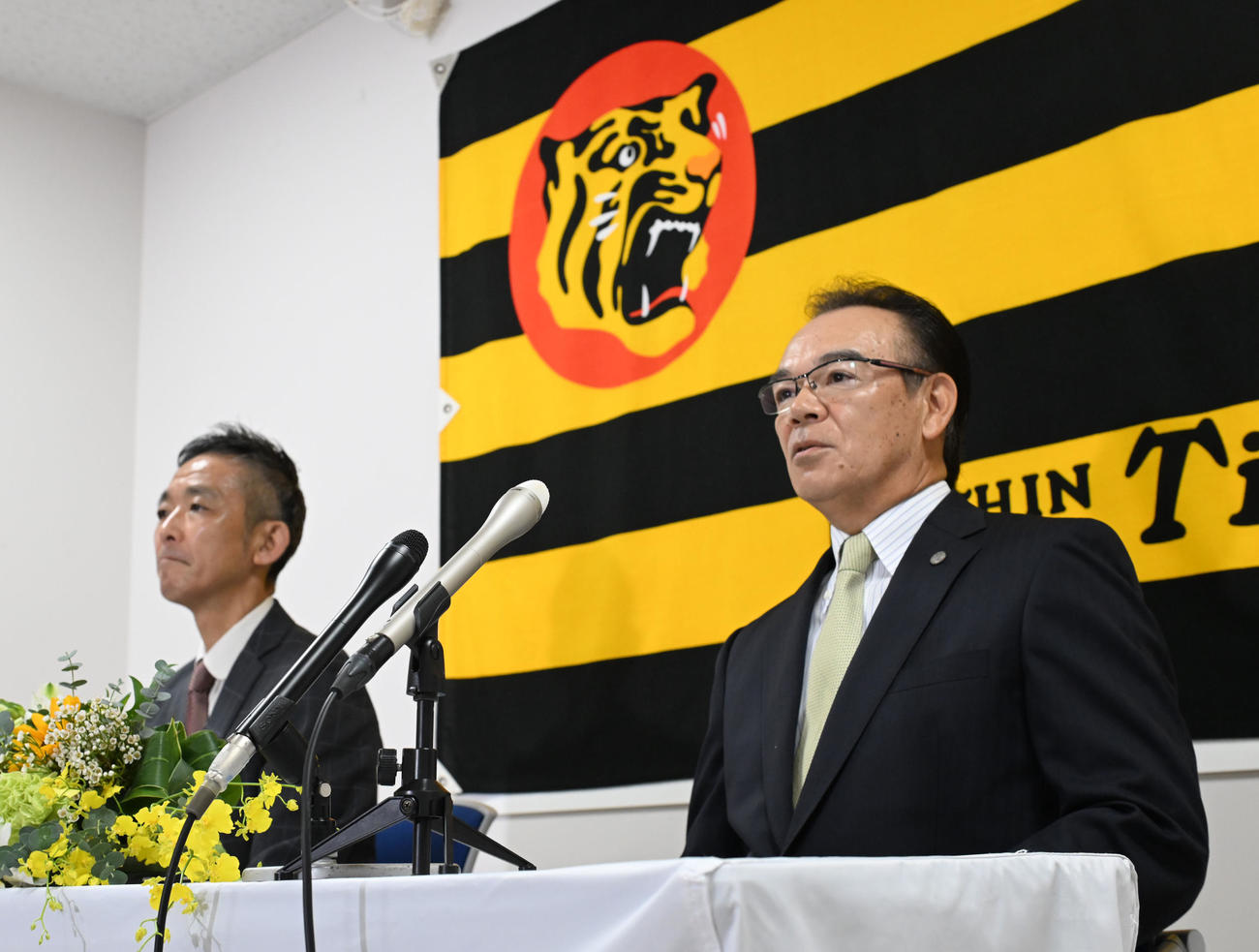 就任会見で決意を述べる和田新ヘッドコーチ、左は竹内球団副本部長（撮影・和賀正仁）