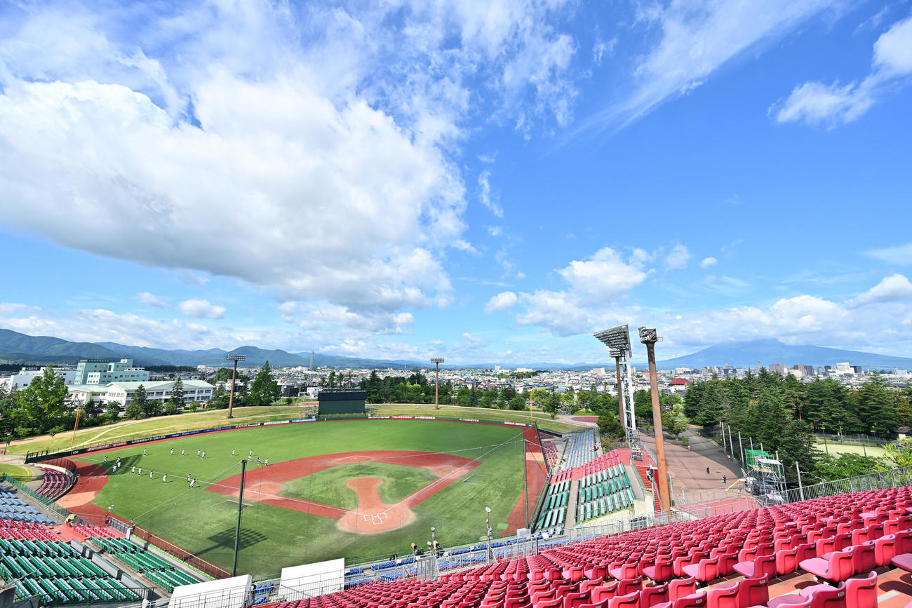 弘前市にある、はるか夢球場。右後方は岩木山（2025年7月撮影）