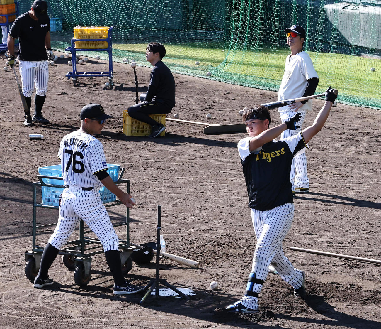 阪神藤川監督（右上）が見守る中、ロングティー打撃を行う西純（右）（撮影・上山淳一）