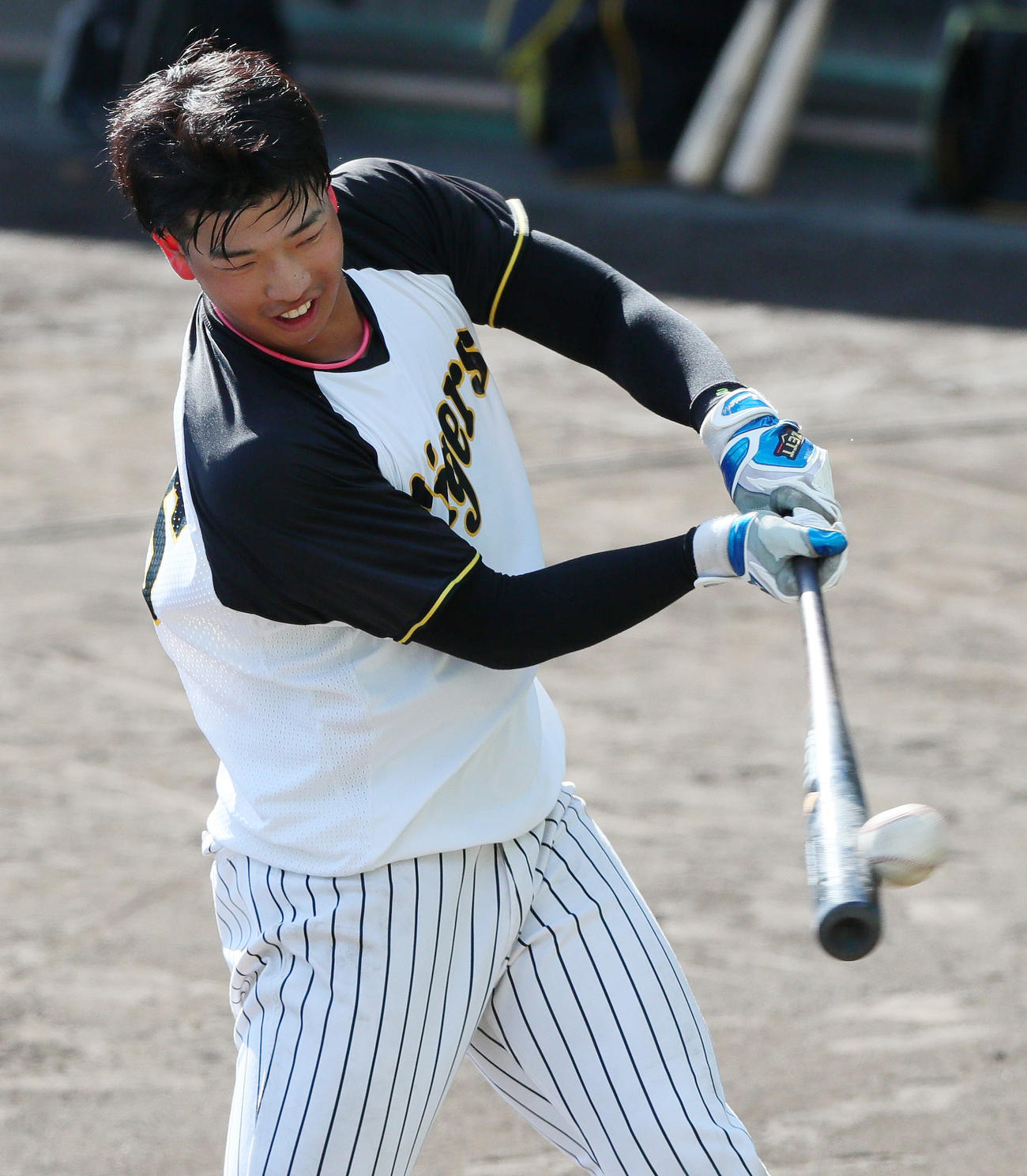 トス打撃を行う阪神百崎（撮影・上山淳一）