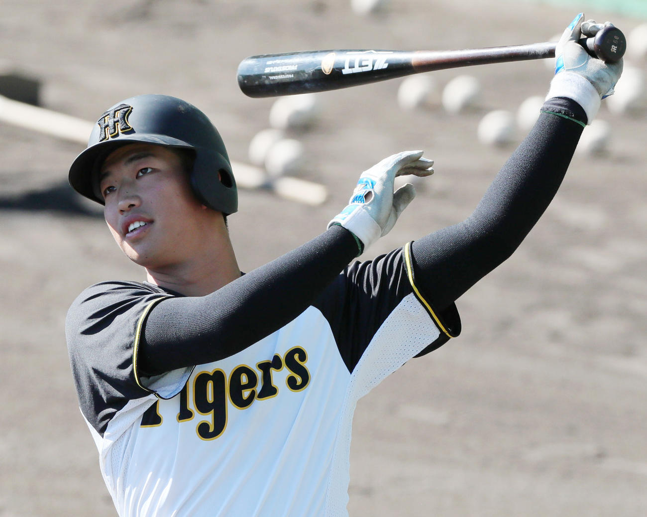 ロングティー打撃を行う阪神百崎（撮影・上山淳一）