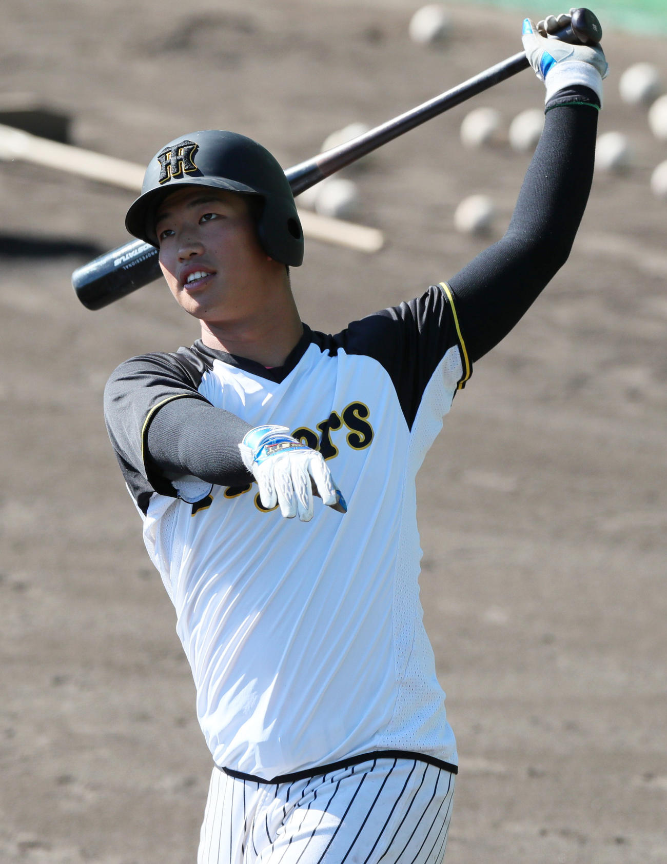 ロングティー打撃を行う阪神百崎（撮影・上山淳一）
