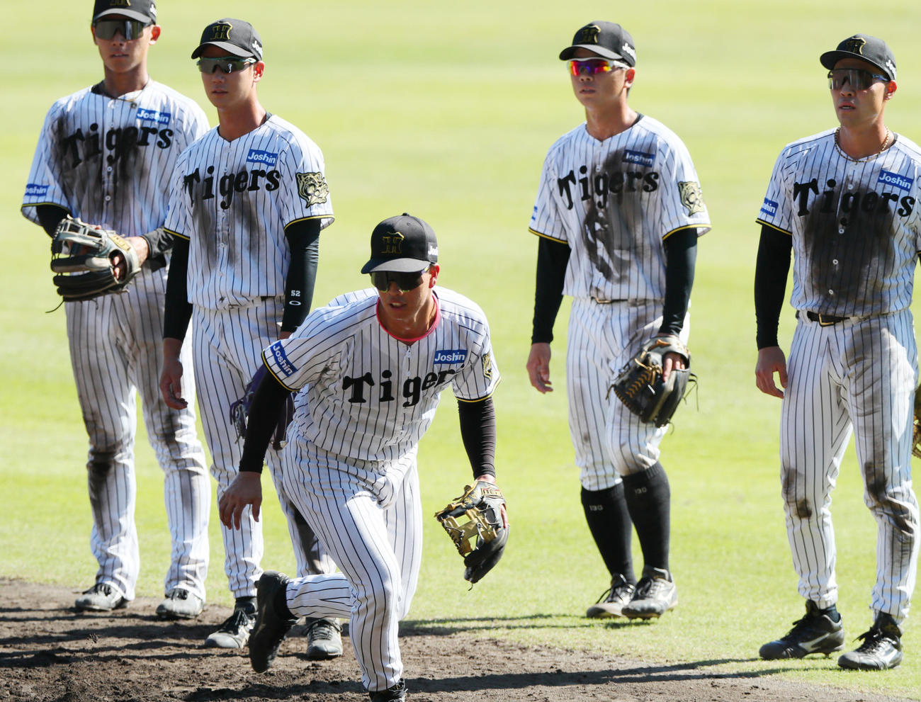 ノックを受ける阪神百崎。後方左から戸井、山田、川崎、佐野（撮影・上山淳一）